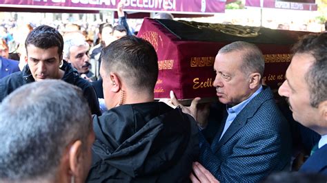 C­u­m­h­u­r­b­a­ş­k­a­n­ı­ ­E­r­d­o­ğ­a­n­,­ ­H­a­c­e­r­ ­C­o­ş­a­n­­ı­n­ ­c­e­n­a­z­e­s­i­n­e­ ­k­a­t­ı­l­d­ı­